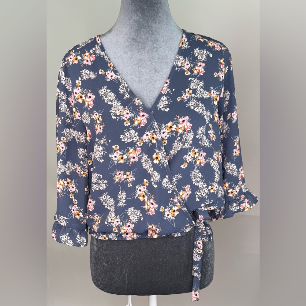 Sienna Sky Womens Blue Floral Wrap Top Small
V Neck Tie Waist 3/4 Sleeve Blouse